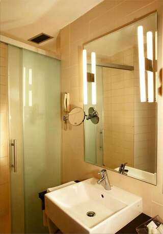 Отель Hotel Golden Tulip Ana Tower Sibiu Сибиу Стандартный номер с кроватью размера "king-size"-8